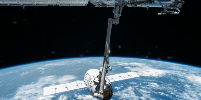 Canadarm2 grapples SpaceX Dragon